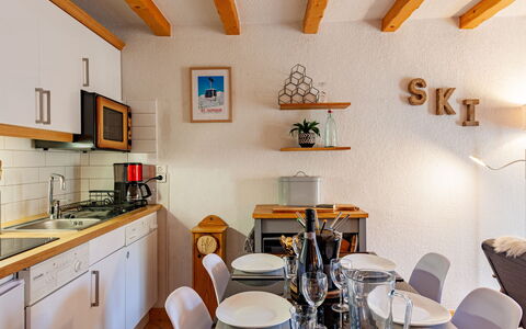Les Huskies: Propriété, Meubles, Cabinetry, Cadre, Table, Chaise, Évier, Design Intérieur, Bois, Bâtiment