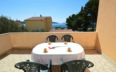Vodice Jadrija 531: Propriété, Immobilier, Bâtiment, Maison, Pièce, Villa, Recours, Vacances, Patio, Table
