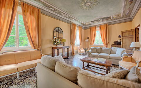 Villa Fiamma: Table, Canapé, Meubles, Cadre, Propriété, Confort, Bâtiment, Chaise, Salon, Textile