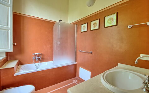 Villa Fiamma: Évier, Robinet, Luminaire Plomberie, Propriété, Miroir, Lavabo, Baignoire, Salle De Bains, Design Intérieur, Architecture
