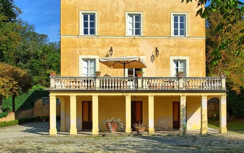 Villa Fiamma: Ciel, Plante, Bâtiment, Fenêtre, Nuage, Arbre, Maison, Bois, Herbe, Porche