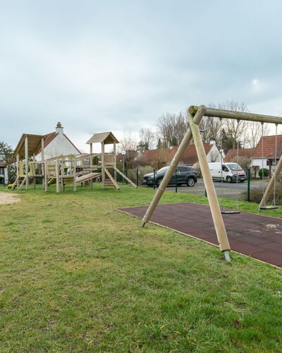 Strandhuis with Parking: Toboggan, Équipement Extérieur Play, Chute, Terrain De Jeux, Jardin, Parc, Pelouse, Ombre, Aménagement Paysager, Arrière-Cour