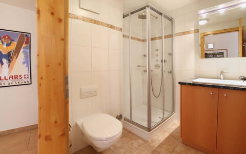 Les Cîmes 8: Propriété, Luminaire Plomberie, Cabinetry, Salle De Bains, Miroir, Armoire De Toilette, Bâtiment, Évier, Plomberie