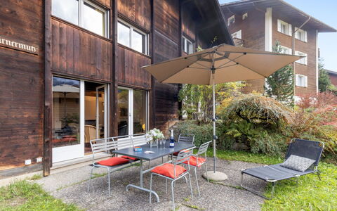 Bärnermutz: Propriété, Plante, Bâtiment, Ciel, Fenêtre, Ombre, Architecture, Design Urbain, Table, Espace Public