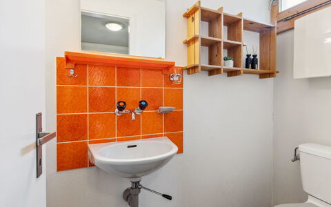 Bärnermutz: Robinet, Propriété, Lavabo, Évier, Luminaire Plomberie, Salle De Bains, Maison, Sol, Mur, Bois