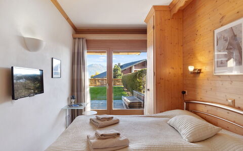 Antares R05: Bois, Design Intérieur, Meubles, Plafond, Pièce, Tache De Bois, Dur, Chambre, Chaise, Lit