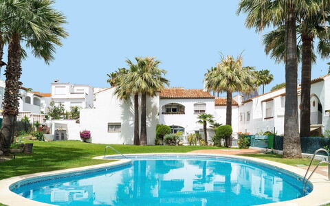 Villas de Madrid: Plante, L'Eau, Jour, Ciel, Propriété, Bâtiment, Vert, Bleu, Bleu Azur, Arbre