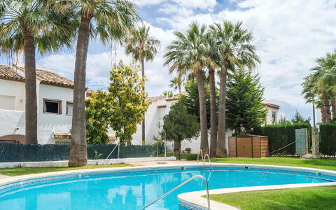 Villas de Madrid: L'Eau, Nuage, Ciel, Plante, Vert, Piscine, Bleu Azur, Arbre, Bleu, Ombre