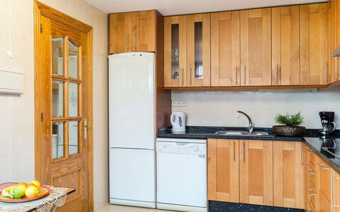 Villas de Madrid: Cabinetry, Meubles, Evier, Comptoir, Bâtiment, Évier, Appareil De Cuisine, Bois, Cuisine, Électroménager