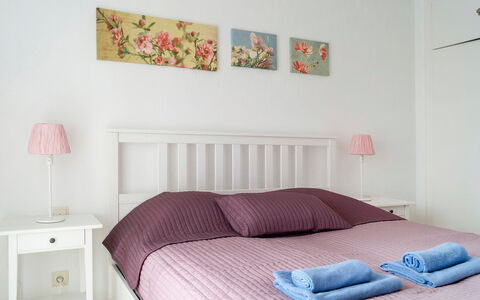 Villas de Madrid: Meubles, Propriété, Blanc, Confort, Bleu Azur, Bois, Rectangle, Textile, Design Intérieur, Peindre