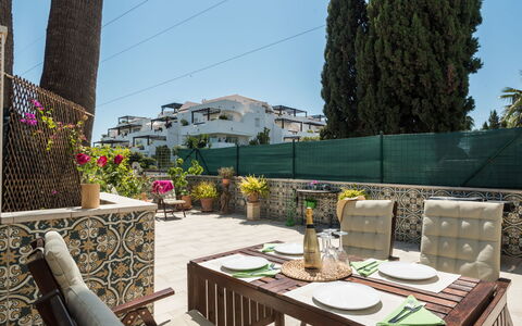 Villas de Madrid: Ciel, Plante, Table, Propriété, Mobilier De Jardin, Pot De Fleur, Tableau De Plein Air, Fleur, Arbre, Ombre