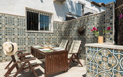 Villas de Madrid: Meubles, Table, Propriété, Bâtiment, Chaise, Fenêtre, Pot De Fleur, Plante, Mobilier De Jardin, Architecture