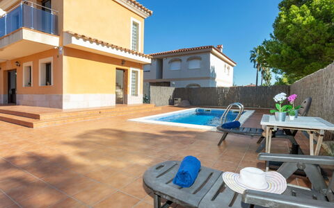 Paloma 2 3: Bâtiment, Ciel, Propriété, Fenêtre, Table, Maison, Plante, Mobilier De Jardin, Ombre, Arbre