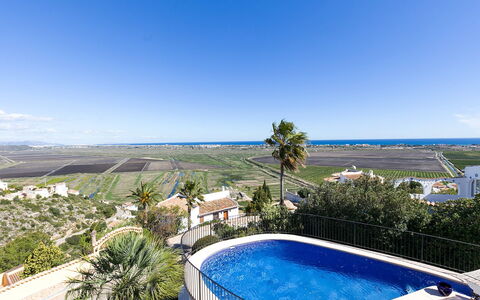 Villa Flores: Ciel, L'Eau, Plante, Bâtiment, Propriété, Station Balnéaire, Bleu Azur, Arbre, Maison, Piscine