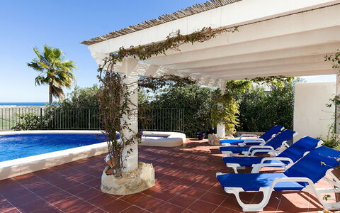 Villa Flores: Plante, L'Eau, Ciel, Propriété, Bleu, Bleu Azur, Ombre, Mobilier De Jardin, Architecture, Piscine