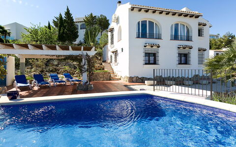 Villa Flores: L'Eau, Plante, Ciel, Bâtiment, Propriété, Piscine, Bleu Azur, Arbre, Fenêtre, Maison