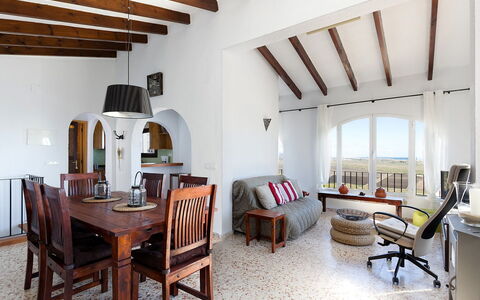 Villa Flores: Meubles, Propriété, Table, Fenêtre, Bois, Bâtiment, Design Intérieur, Maison, Salon, Sol