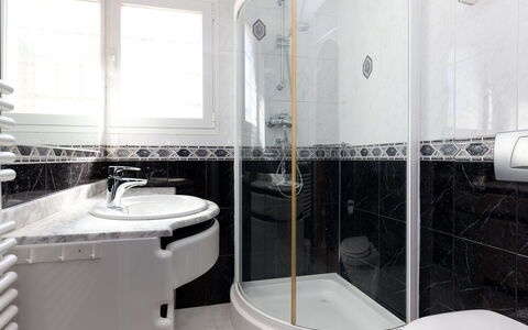 Villa Flores: Robinet, Luminaire Plomberie, Lavabo, Évier, Miroir, Salle De Bains, Bâtiment, Douche, Fenêtre, Sol