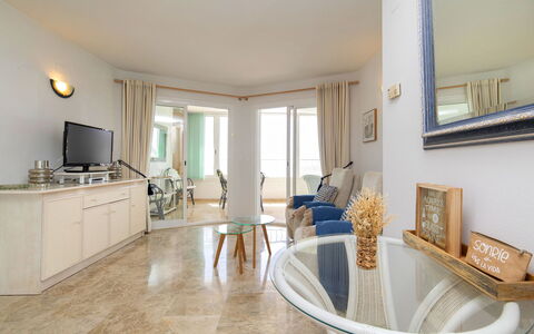 Orellana: Meubles, Cabinetry, Propriété, Bâtiment, Chaise, Cadre, Bois, Comptoir, Salon, Design Intérieur