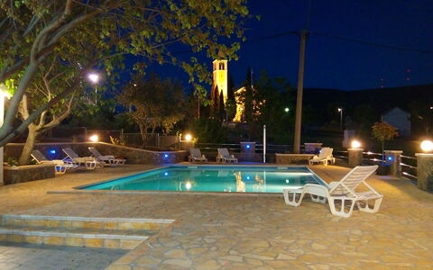Villa Luka: L'Eau, Propriété, Plante, Piscine, Ciel, Lumière, Bleu Azur, Arbre, Éclairage Public, Éclairage