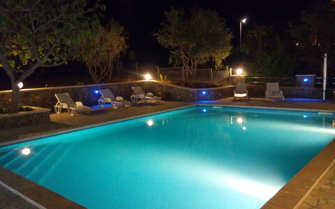 Villa Luka: L'Eau, Propriété, Bâtiment, Plante, Lumière, Piscine, Bleu Azur, La Nature, Vert, Éclairage