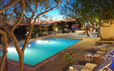 Villa Luka: L'Eau, Plante, Meubles, Propriété, Piscine, Chaise, La Nature, Bleu Azur, Ciel, Arbre