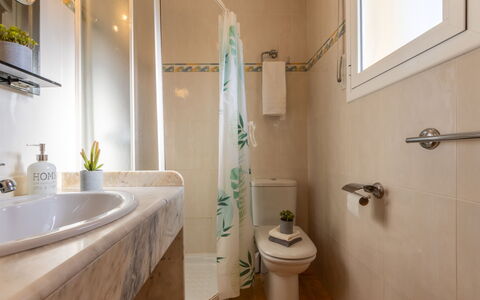 Teresa: Luminaire Plomberie, Propriété, Évier, Robinet, Miroir, Salle De Bains, Lavabo, Violet, Design Intérieur, Architecture
