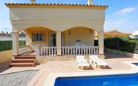Teresa: L'Eau, Plante, Ciel, Propriété, Bâtiment, Bleu Azur, Piscine, Ombre, Maison, Architecture