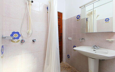 Casa Negrita: Robinet, Luminaire Plomberie, Miroir, Évier, Propriété, Tete De Douche, Lavabo, Salle De Bains, Bleu Azur, Violet