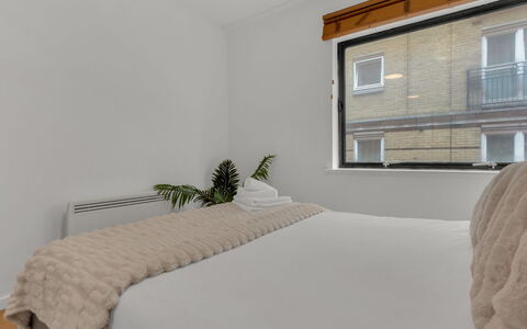 Globe View: Design Intérieur, Mur, Chambre, Bois, Meubles, Linge, Lit, Sol, Pièce, Literie