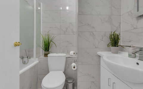Globe View: Siège De Toilette, Salle De Bains, Toilette, Luminaire Plomberie, Mur, Sol, Design Intérieur, Sol, Évier, Armoire De Toilette