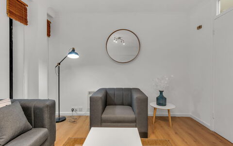 Globe View: Meubles, Design Intérieur, Sol, Mur, Sol, Canapé, Bois, Salon, Domicile, Pièce
