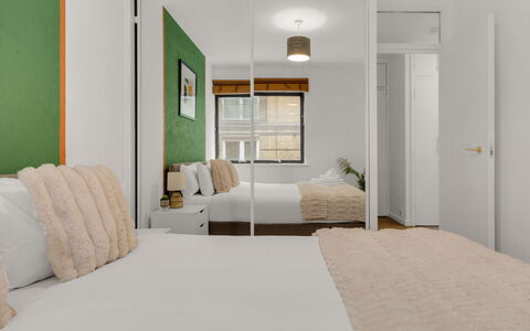 Globe View: Design Intérieur, Mur, Sol, Chambre, Sol, Bois, Lit, Linge, Drap De Lit, Plafond
