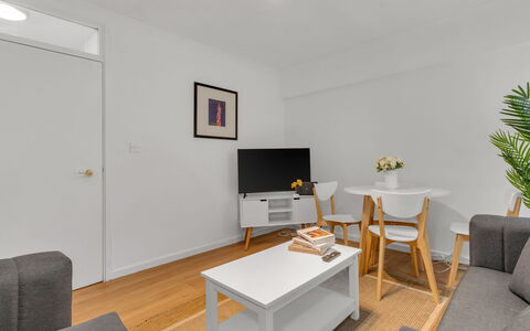 Globe View: Design Intérieur, Meubles, Sol, Sol, Bois, Plafond, Canapé, Pièce, Parquet, Salon