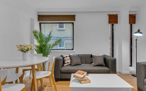 Globe View: Meubles, Design Intérieur, Sol, Mur, Sol, Canapé, Table, Bois, Pièce, Salon
