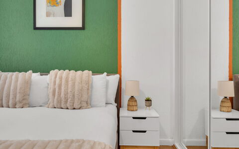 Globe View: Meubles, Lit, Chambre, Design Intérieur, Literie, Drap De Lit, Bois, Linge, Sol, Sol