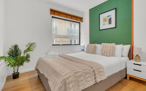 Globe View: Meubles, Design Intérieur, Lit, Chambre, Sol, Sol, Drap De Lit, Literie, Bois, Pièce