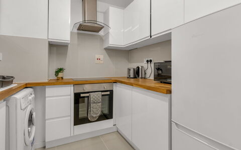 Globe View: Cuisine, Comptoir, Appareil De Cuisine, Sol, Cabinetry, Principaux Appliance, Design Intérieur, Bois, Sol, Plafond