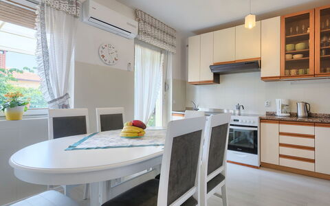 Villa Toni: Propriété, Pièce, Meubles, Bâtiment, Cuisine, Design Intérieur, Maison, Jaune, Immobilier, Cabinetry