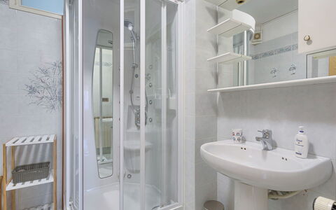 Villa Toni: Miroir, Robinet, Luminaire Plomberie, Évier, Propriété, Bâtiment, Lavabo, Salle De Bains, Design Intérieur, Violet
