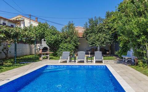 Villa Toni: Plante, L'Eau, Ciel, Propriété, Bleu, Piscine, Vert, Bleu Azur, Bâtiment, Arbre
