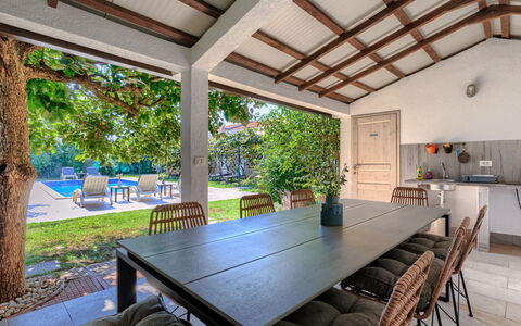 Villa Toni: Table, Propriété, Meubles, Plante, Chaise, Fenêtre, Éclairage, Architecture, Ombre, Design Intérieur