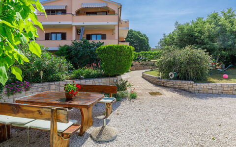 Poreč 307: Plante, Bâtiment, Propriété, Ciel, Fenêtre, Communauté Des Plantes, Arbre, Surface De La Route, Maison, Mobilier De Jardin