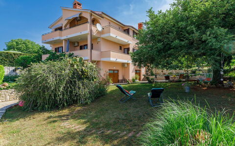Poreč 307: Plante, Ciel, Bâtiment, Propriété, Fenêtre, Bleu Azur, Arbre, Nuage, Lot Terre, Maison