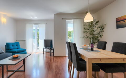 Gojak: Meubles, Table, Propriété, Plante, Canapé, Bois, Design Intérieur, Sol