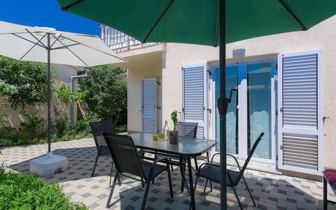 Gojak: Plante, Meubles, Propriété, Bâtiment, Table, Chaise, Parapluie, Ombre, Vert, Mobilier De Jardin