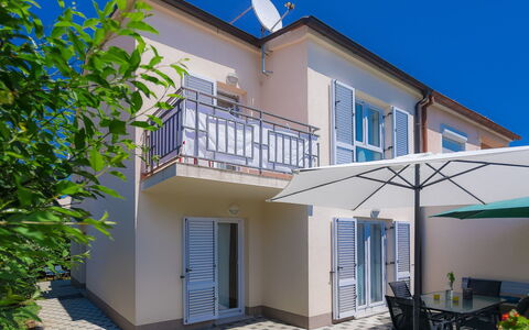 Gojak: Bâtiment, Ciel, Propriété, Plante, Fenêtre, Bleu, Bleu Azur, Architecture, Design Urbain, Mur