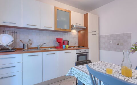 Gojak: Cabinetry, Evier, Meubles, Propriété, Comptoir, Robinet, Évier, Bâtiment, Cuisine, Bois