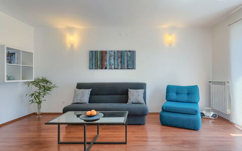 Gojak: Canapé, Table, Meubles, Propriété, Confort, Bleu Azur, Cadre, Bois, Design Intérieur, Éclairage