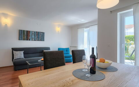 Gojak: Table, Meubles, Propriété, Fenêtre, Bâtiment, Bois, Éclairage, Design Intérieur, Confort, Salon